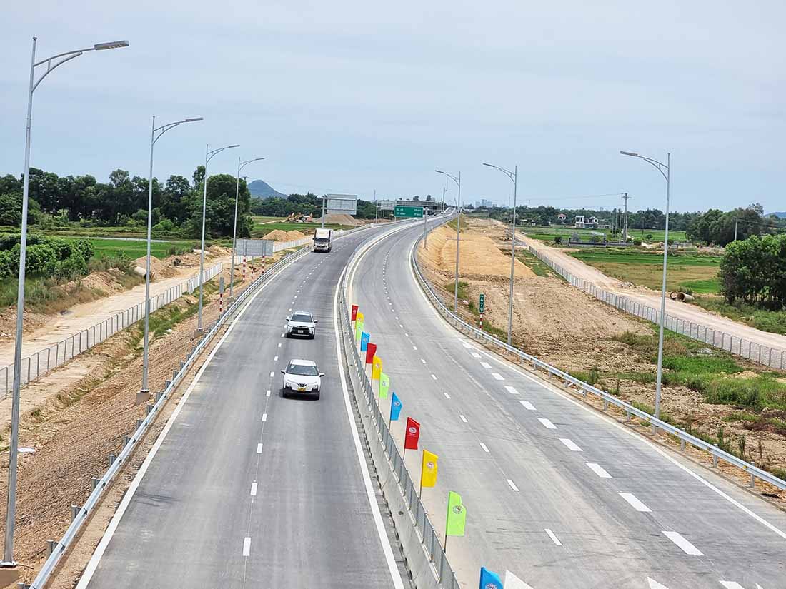 Hàng nghìn ô tô vào cao tốc Diễn Châu - Bãi Vọt trong ngày đầu thông toàn tuyến. Ảnh: Quang Đại