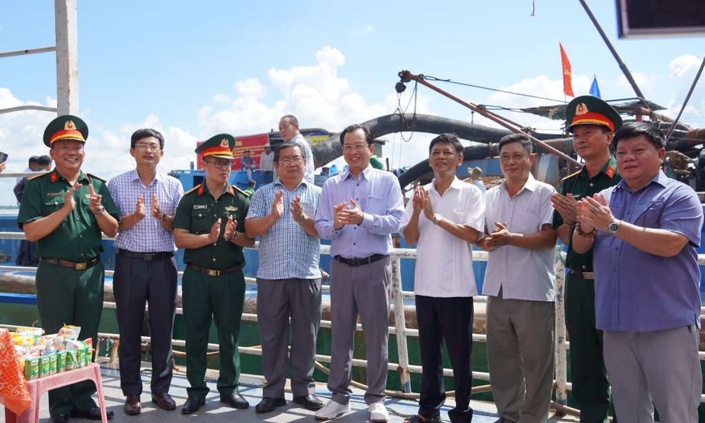 Lãnh đạo Tỉnh ủy, UBND tỉnh Sóc Trăng, các đơn vị có liên quan thực hiện lễ khởi công. Ảnh: Phương Anh