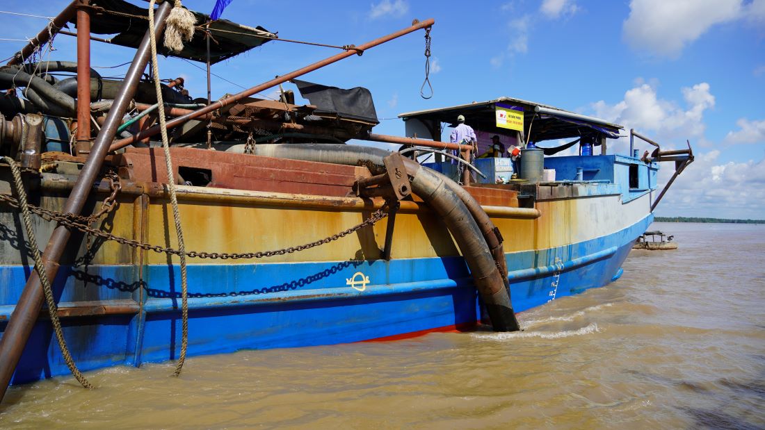 Phương tiện khai thác cát. Ảnh: Phương Anh