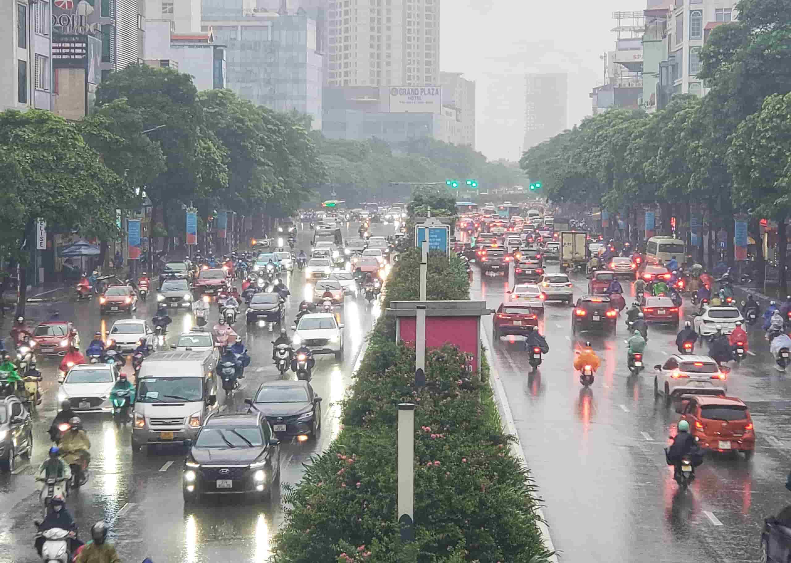 Mưa dông vẫn còn xuất hiện vài nơi, nắng nóng sắp bao trùm miền Bắc