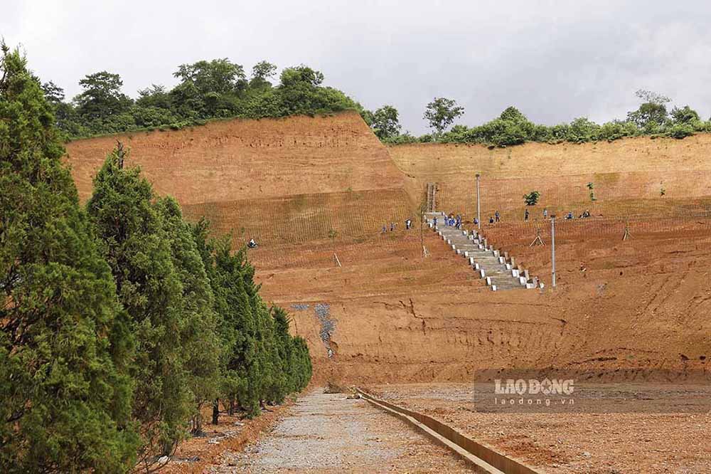 “Điều đặc biệt của dự án là toàn bộ diện tích đất xây dựng nghĩa trang do người dân xã Ẳng Tở hiến đất, huyện chỉ thực hiện hỗ trợ kinh phí hộ dân có tài sản, hoa màu, tài sản trên đất” -  ông Nguyễn Tiến Đạt nhấn mạnh.