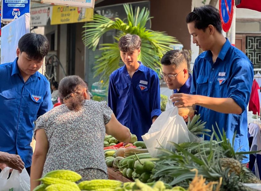 Khu dân cư có phiên chợ dùng rác để đổi rau, củ, quả