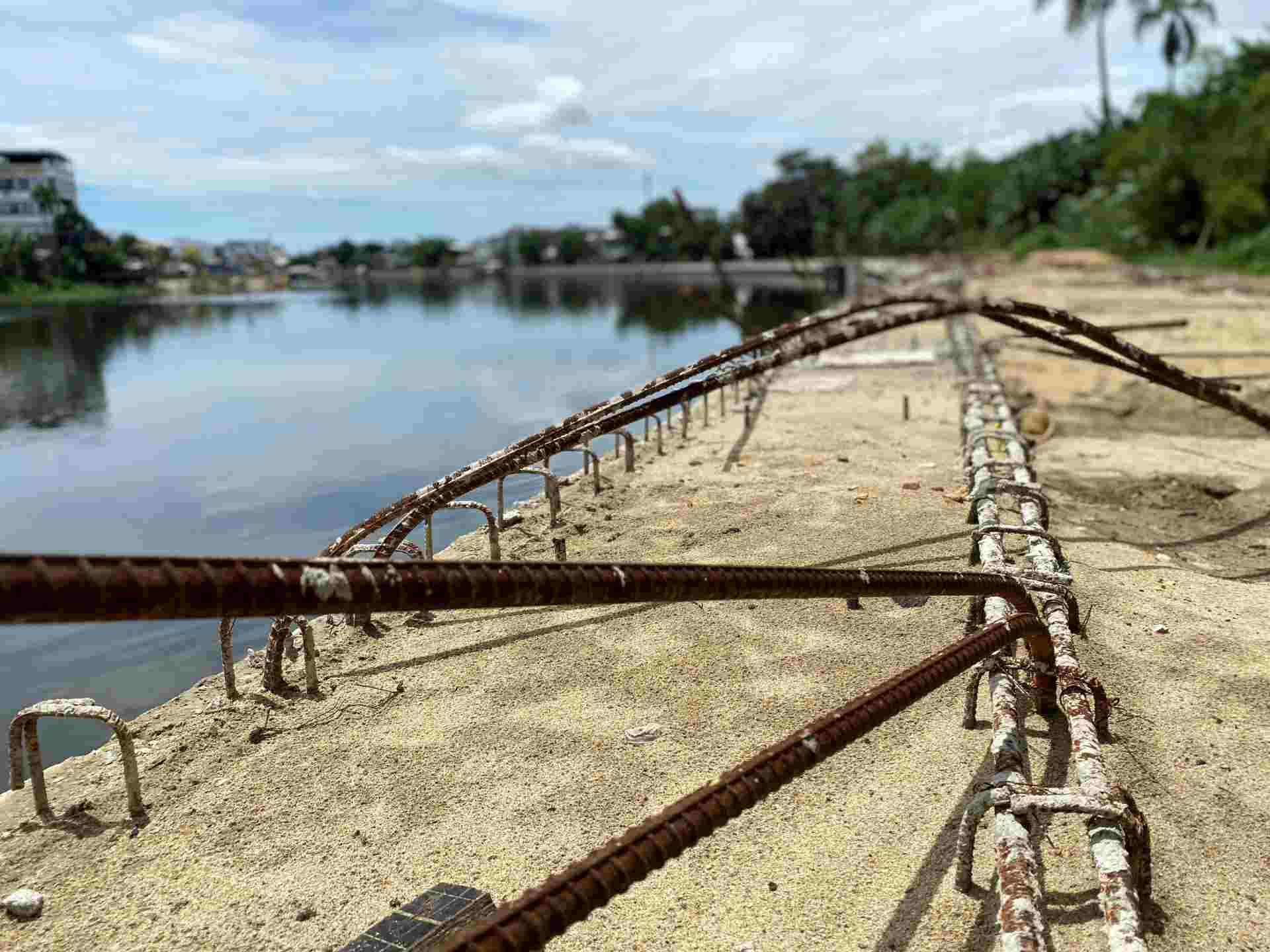 Sắt thép hoen gỉ do phơi mưa nắng.