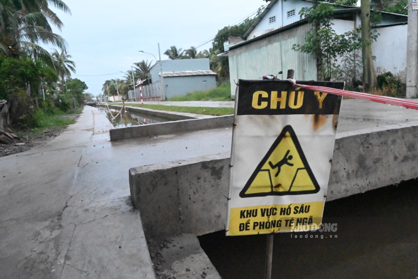 Chiều ngày 19.7, ghi nhận của phóng viên Báo Lao Động tại dự án cải tạo kênh Chín Tế (TP Bến Tre, tỉnh Bến Tre) thi công không đảm bảo an toàn tiềm ẩn nguy cơ an toàn cho người dân khi đi qua đây.