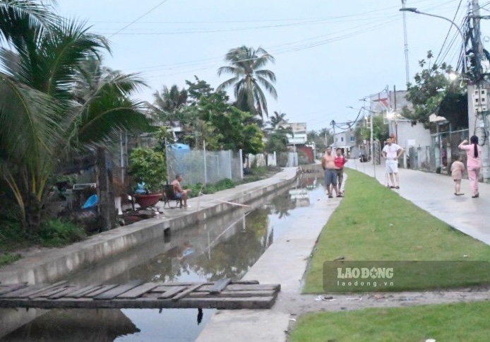 Dọc tuyến kênh Chín Tế (TP Bến Tre) là khu vực nơi đông đúc nhà dân. Anh Ngọc (ngụ ở xã Sơn Đông, TP Bến Tre, tỉnh Bến Tre) bày tỏa, đơn vị thi công dự án cải tạo kênh Chín Tế có khúc có lan can, khúc không có, có chỗ thì rào chắn tạm bợ sơ sài, có chỗ thì không rào chắn luôn. Nhìn thôi đã thấy không an toàn cho mọi người. Sợ nhất là trẻ con ra bờ kênh vui chơi, lỡ té xuống kênh thì sao. Nếu không lắp đặt rào chắn cảnh báo nguy hiểm hay lan can thì nguy cơ xảy ra tai nạn vẫn tồn tại. Rất mong chính quyền, cơ quan chức năng sớm có giải pháp khắc phục tình trạng này.