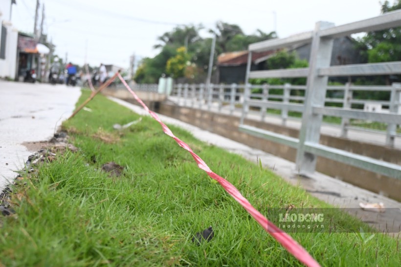 Trao đổi với phóng viên Báo Lao động qua điện thoại ngày 19.7, ông Lê Xuân Trường Giang - Quyền Giám đốc Ban Quản lý dự án đầu tư xây dựng khu vực thành phố Bến Tre cho biết, dự án cải tạo kênh Chín Tế đã gia hạn thời gian thi công. Hiện nay, đại diện chủ đầu tư đã có văn bản nhắc nhở nhà thầu thi công dự án cải tạo kênh Chín Tế trong quá trình thi công phải đảm bảo an toàn lao động, an toàn công trình. Tại các đoạn chưa lắp lan can thì phải đảm bảo tuyệt đối an toàn cho người dân.