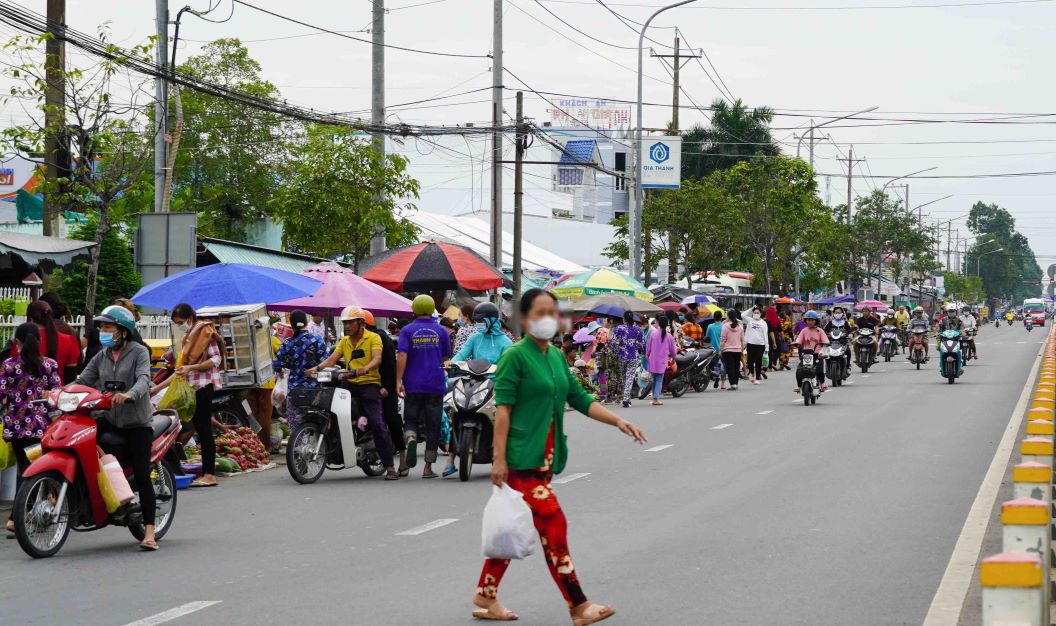 Thời gian qua, lực lượng thanh tra giao thông đã tích cực phối hợp ngành chức năng và các địa phương tăng cường công tác kiểm tra, xử lý lấn chiếm lòng, lề đường, hành lang an toàn giao thông đường bộ. Tuy nhiên  chợ tự phát thường xuyên tái diễn khi vắng bóng lực lượng chức năng.