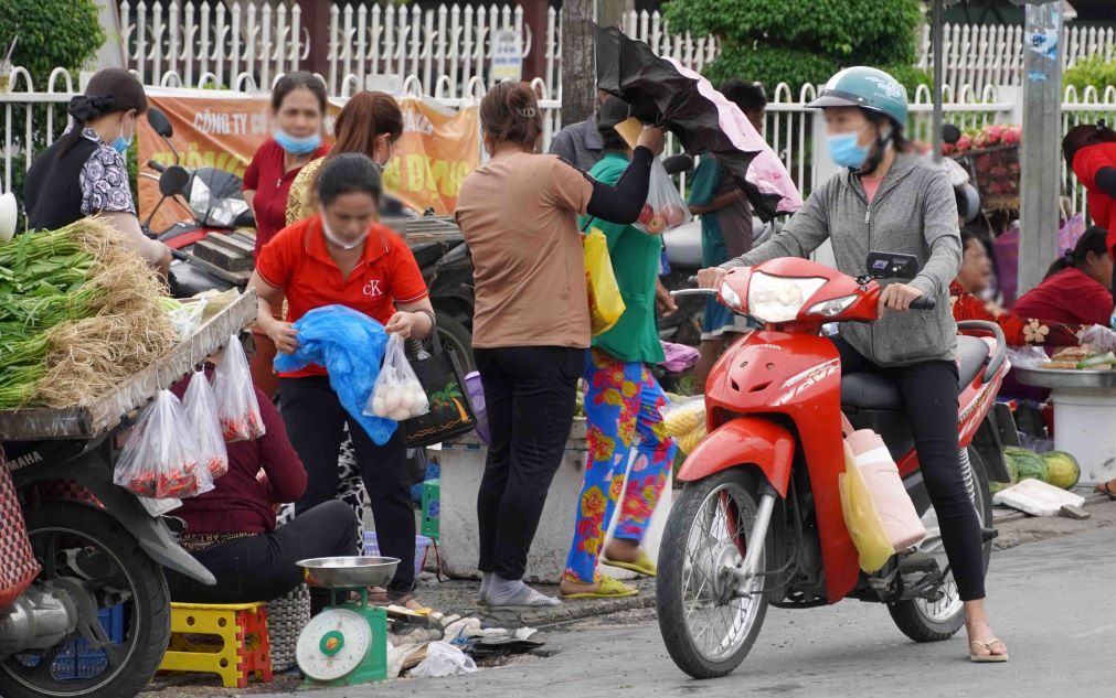 “Biết là tuyến đường có nhiều xe qua lại, hơi mất an toàn giao thông nhưng vì tan làm ra tới cổng là tôi mua được thức ăn rồi lên xe về nhà còn đến chợ thì tốn thời gian nữa“, chị Sơn Thị Thu (tên nhân vật đã thay đổi) cho biết.