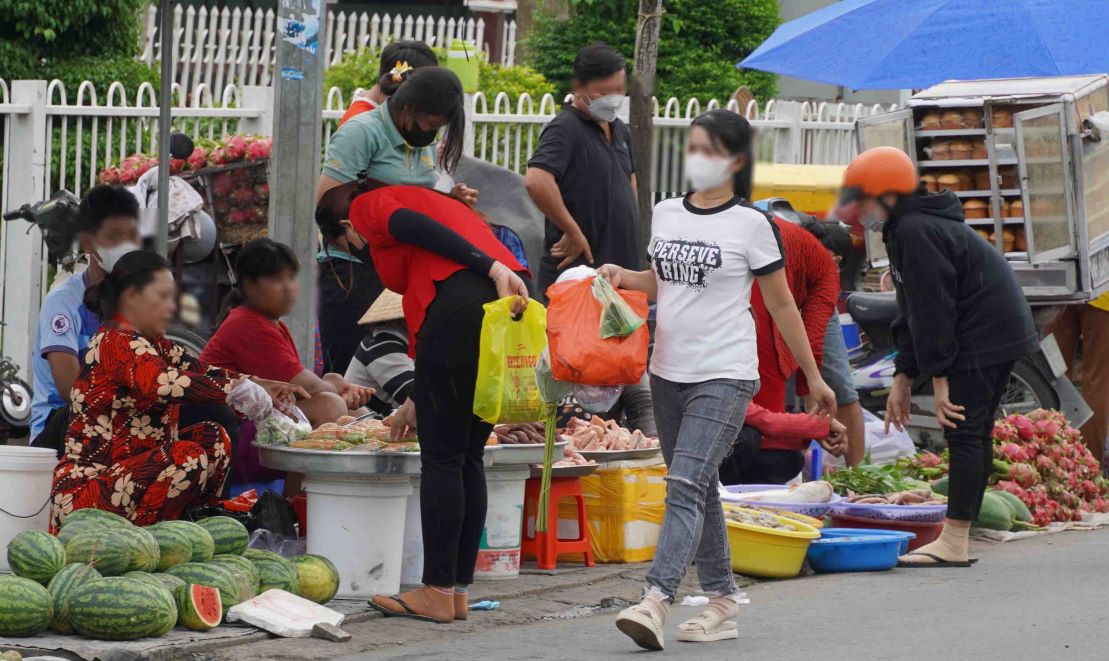 Các mặt hàng có từ quần áo, giày dép đến các thực phẩm chín, tươi sống, rau, củ, quả.