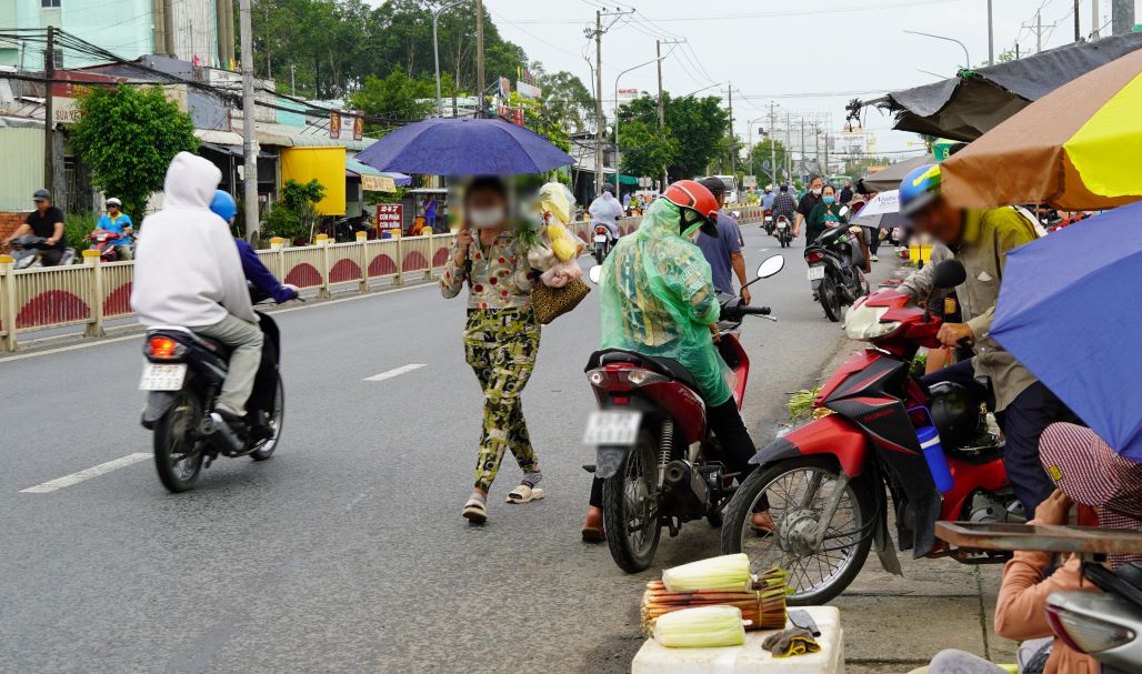 Không còn lối đi trên vỉa hè nên nhiều người phải đi dưới lòng đường.