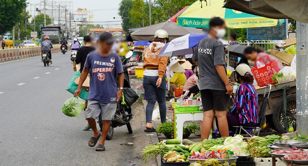 Vỉa hè bị chiếm dụng để bày bán đủ các loại thực phẩm, người mua - kẻ bán vô tư bất chấp an toàn giao thông.