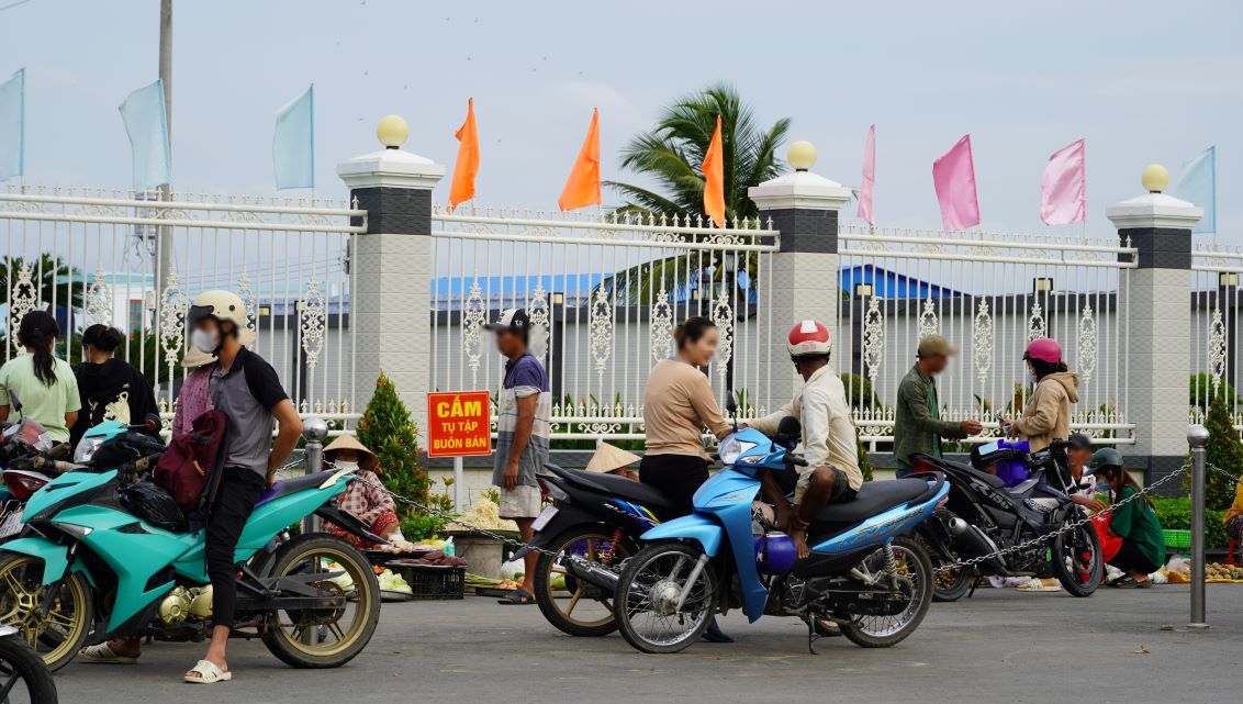 Dù đã dựng các biển cấm tụ tập mua bán nhưng việc họp chợ vẫn diễn ra đều đặn.