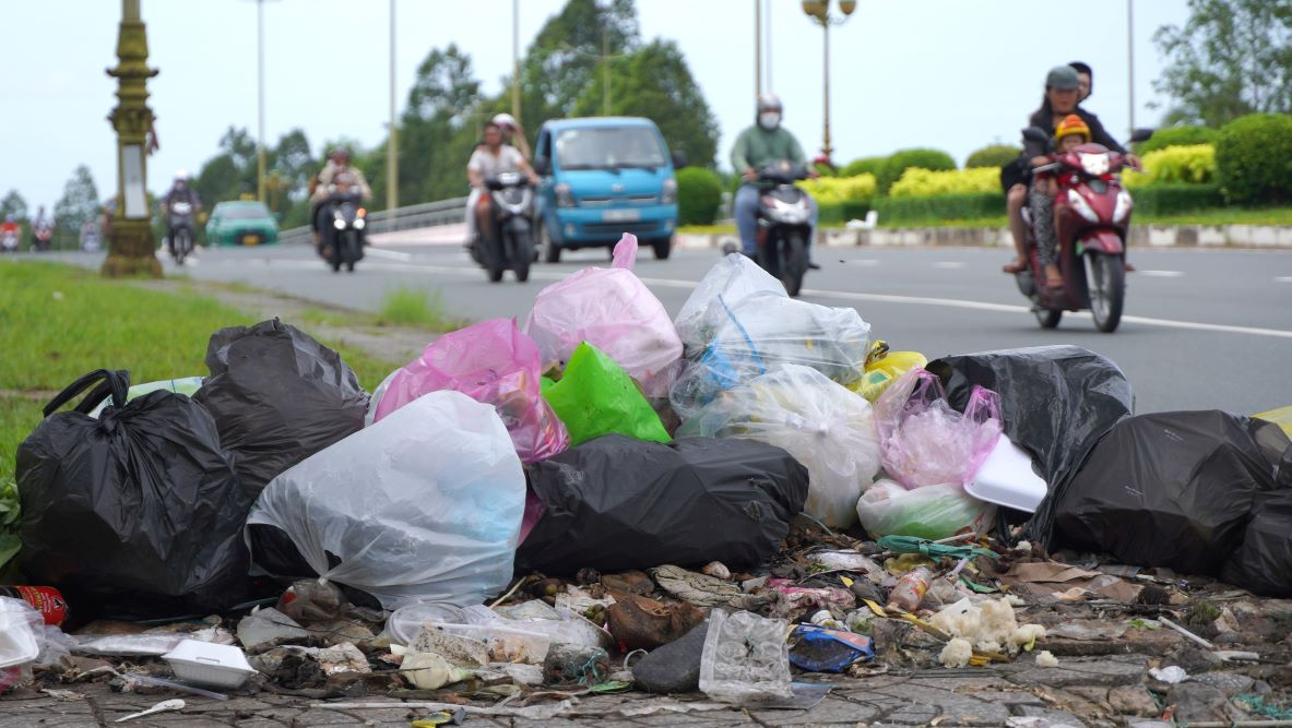 Ghi nhận của Báo Lao Động ngày 21.7, dọc trên tuyến đường Võ Văn Kiệt từ Cảng hàng không quốc tế Cần Thơ vào trung tâm TP và ngược lại, rác thải tràn lan, án ngữ ngay cửa ngõ ra vào.