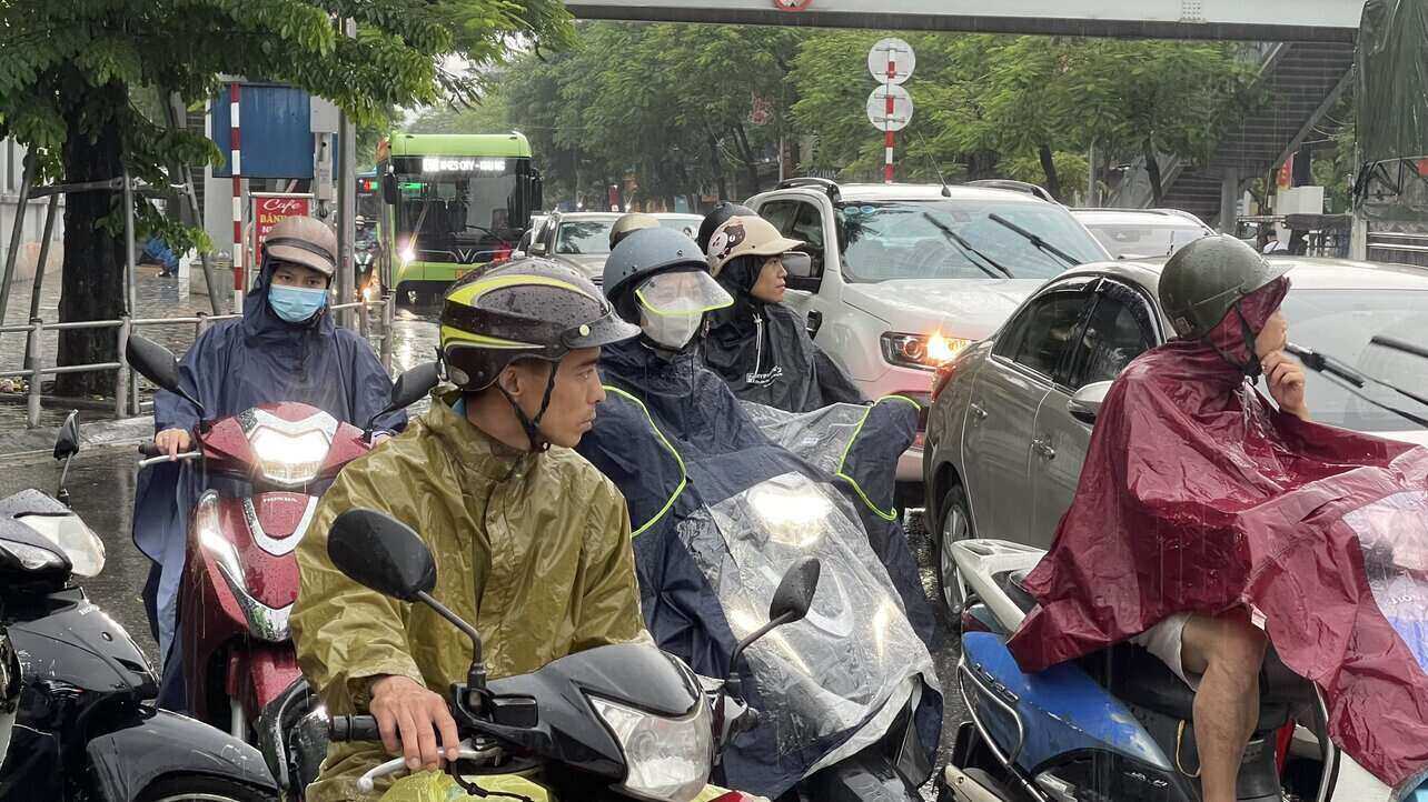 Nhiều đoạn, dòng xe cộ nhích từng tí một trên đường trong cơn mưa nặng hạt kéo dài. Ảnh: Lâm Phú