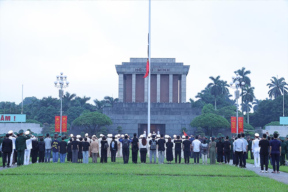 Tại Quảng trường Ba Đình, nhiều người đã tới tham dự lễ thượng cờ rủ.