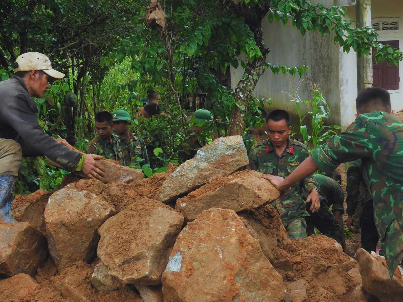 Bằng sức người, hơn 80 khối đá đã được vận chuyển để khắc phục 50m sạt lở. Ảnh: Lê Nguyên 