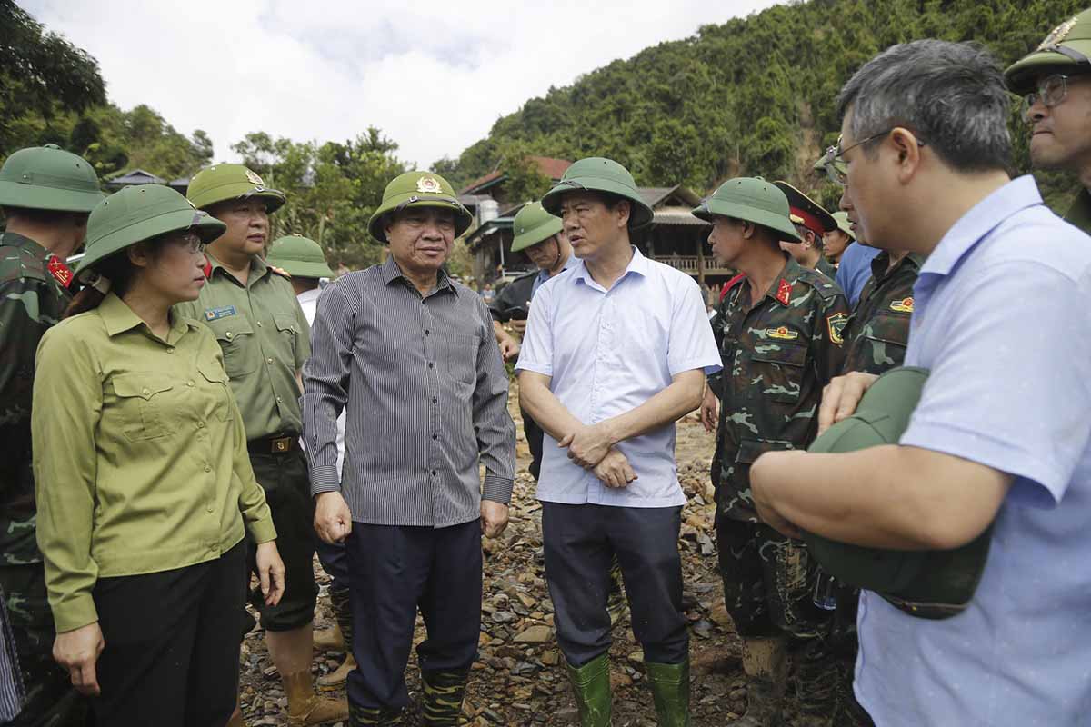 Ông Trần Quốc Cường - Bí thư Tỉnh ủy Điện Biên (thứ 3 bên trái) đã trực tiếp đến hiện trường chỉ đạo khắc phục hậu quả.