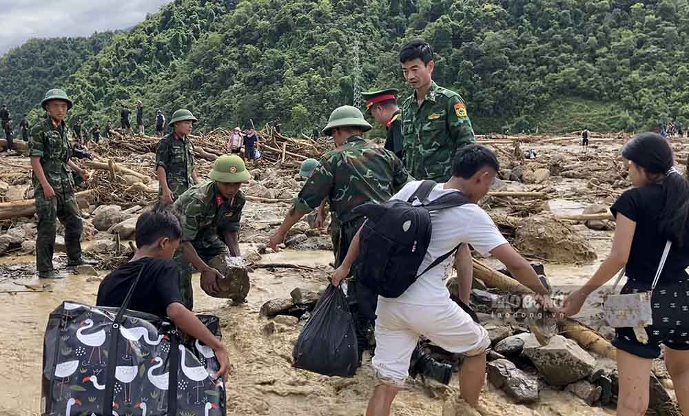 Hàng trăm người thuộc các lực lượng đã được huy động tham gia cứu hộ, cứu nạn và khắc phục hậu quả thiên tai.