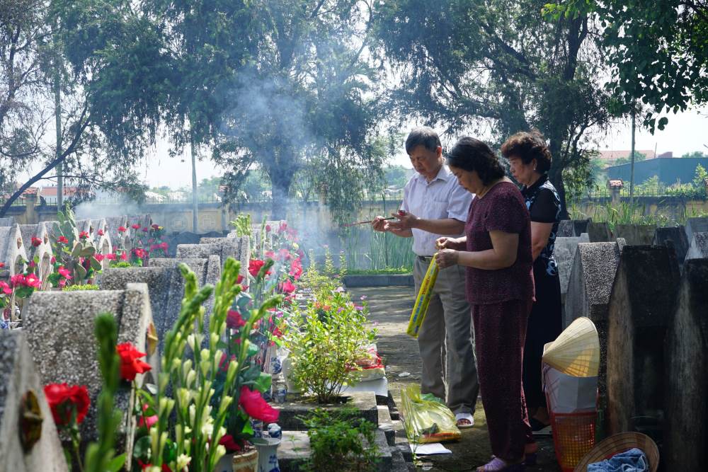 Những ngày này, người dân nhiều nơi đã về nghĩa trang Hàm Rồng (ở TP. Thanh Hóa) để thành kính dâng hương đến các anh hùng liệt sĩ đã chiến đâu, hy sinh vì độc tự do của dân tộc. Ảnh: Quách Du