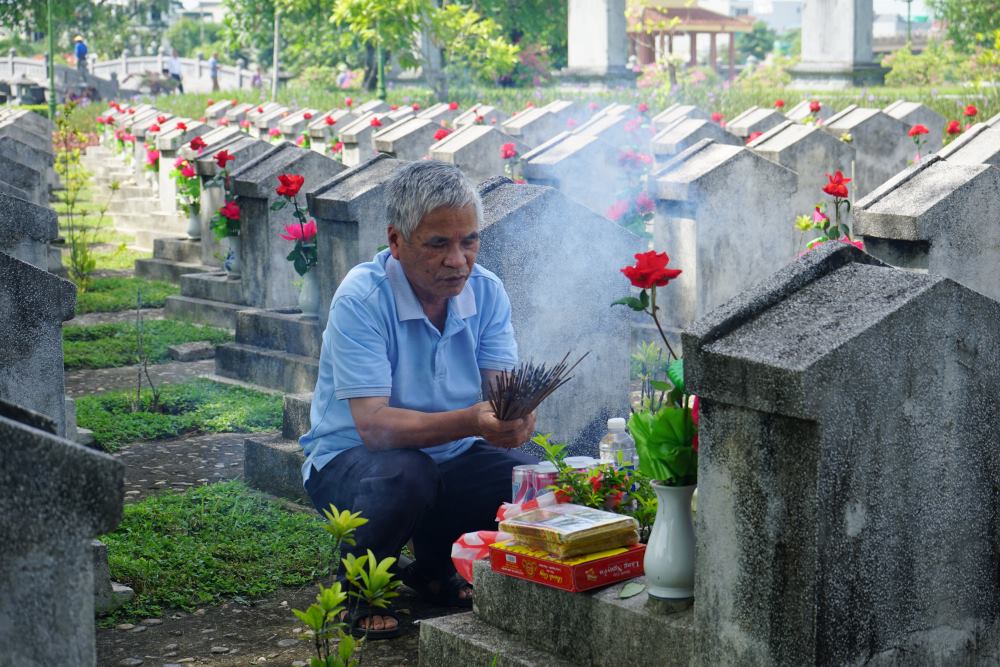 Ông Phạm Duy Trì (quê Thái Bình) cho biết, suốt 14 năm qua, nằm nào ông cũng vào nghĩa trang Hàm Rồng (Thanh Hóa) để thắp hương cho người chú ruột đã anh dũng hi sinh, bảo vệ nền độc lập tự do của tổ quốc. Ảnh: Quách Du