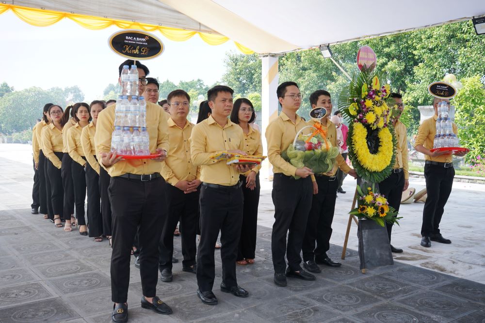 Cũng theo ghi nhận, những ngày này có rất đông các đoàn thể, người dân đến nghĩa trang Hàm Rồng để dâng hương, tri ân các anh hùng liệt sĩ. Ảnh: Quách Du