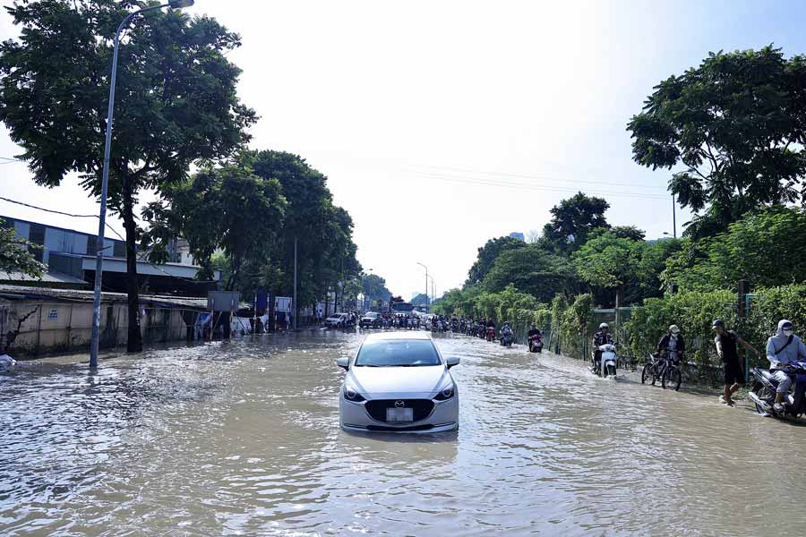 Chủ xe này đã chết lặng khi không thể di chuyển giữa biển nước.