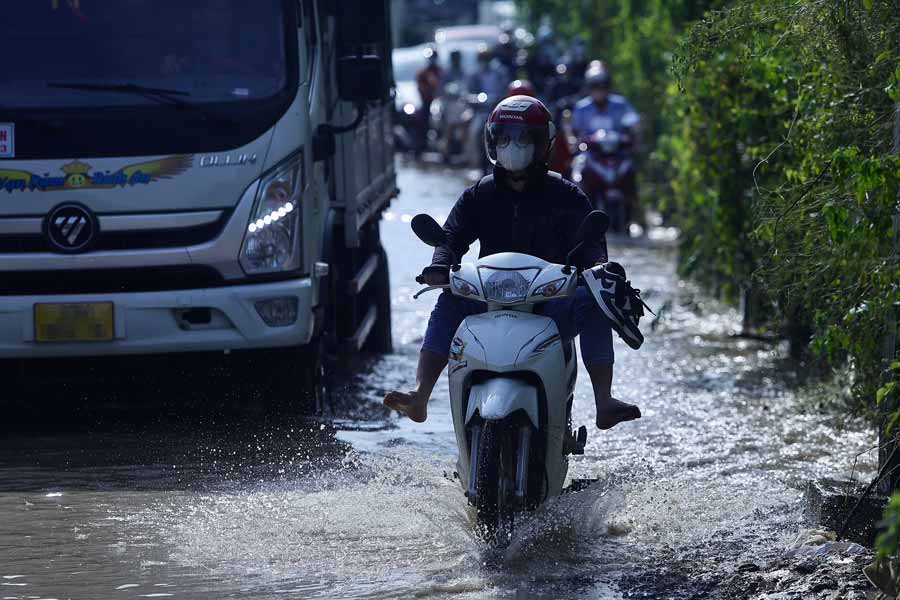 Việc di chuyển qua đây diễn ra vô cùng chật vật.