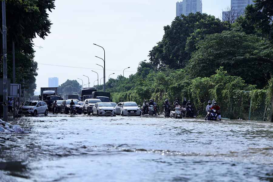 Dù mưa lớn đã kết thúc, nắng đã lên cao, nhưng khu vực Km8 tại đường gom Đại lộ Thăng Long vẫn ngập nặng, gây ảnh hưởng lớn tới việc đi lại của người dân.