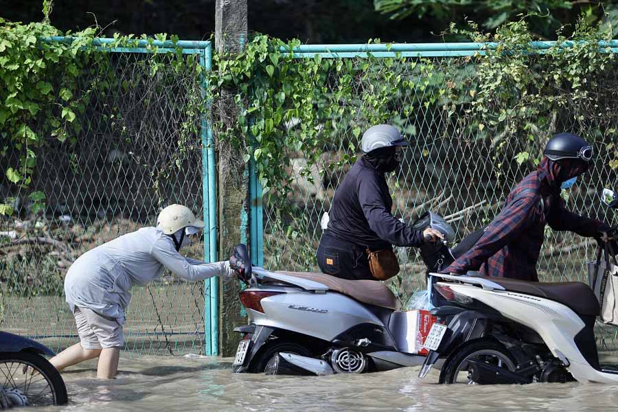 Hàng loạt phương tiện chết máy, khi mực nước ngập quá nửa bánh xe.