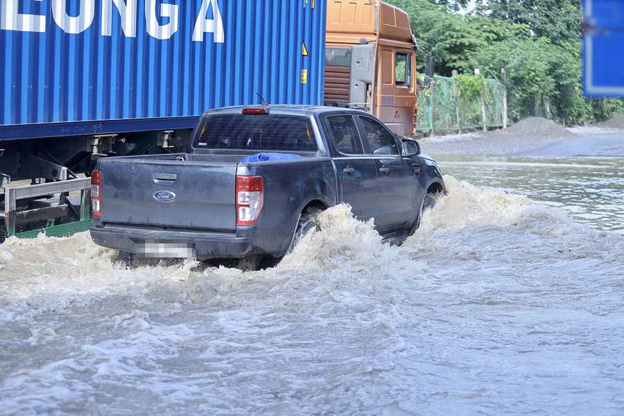 2 dải đường gom ven Đại lộ Thăng Long (gần khu vực Thiên đường Bảo Sơn) là điểm đen ngập lụt của Hà Nội từ nhiều năm nay. Khu vực này nằm trong lưu vực sông Nhuệ, hệ thống thoát nước chưa hoàn chỉnh khiến việc tiêu thoát vô cùng khó khăn.