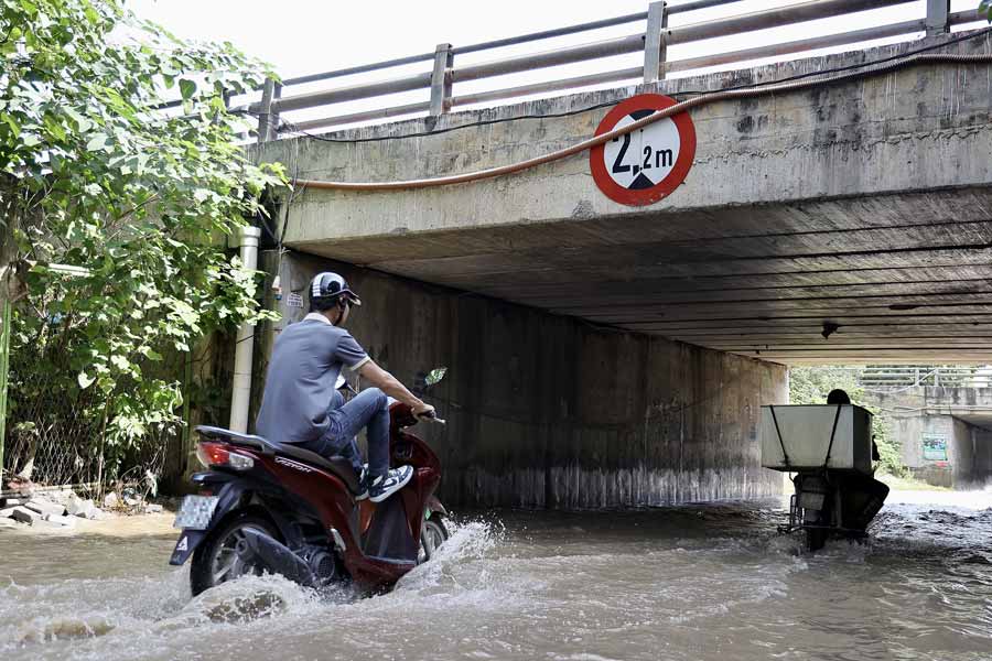 Không chỉ ở khu vực đường gom, ghi nhận tại một số cầu chui dân sinh số 4,5 Đại lộ Thăng Long, nước vẫn chưa rút.