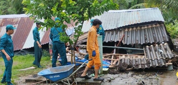 Mưa dông tàn phá nhà cửa, đổ trụ sóng phát sóng ở Bạc Liêu