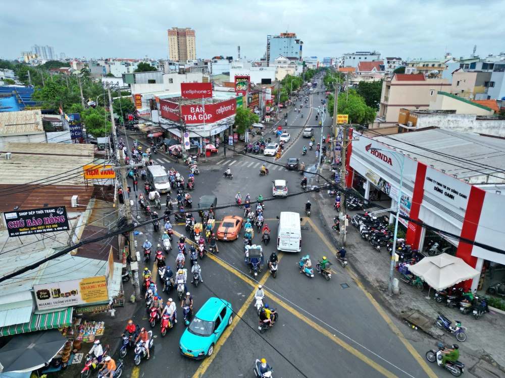 Với mật độ phương tiện lưu thông rất lớn, nhất là vào giờ cao điểm khiến nút giao này như bị “bóp nghẹt“, ảnh hưởng đến việc đi lại của người dân nói chung và những cơ sở kinh doanh tại khu vực nói riêng.