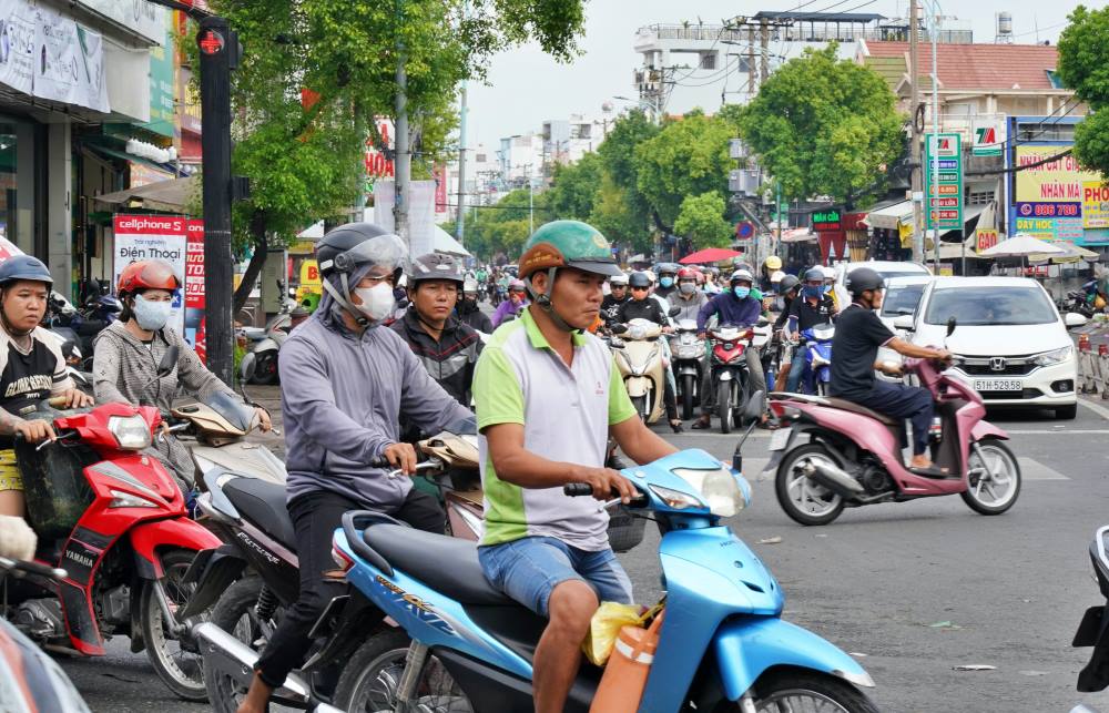 Theo ghi nhận của PV Báo Lao Động, lượng phương tiện đổ ra nút giao ngã tư Bốn Xã từ 6 con đường nói trên vô cùng đông đúc, vào giờ cao điểm còn xảy ra tình trạng ùn ứ, tắc nghẽn kéo dài, nhất là hướng từ đường Hoà Bình về phía Quận 10.