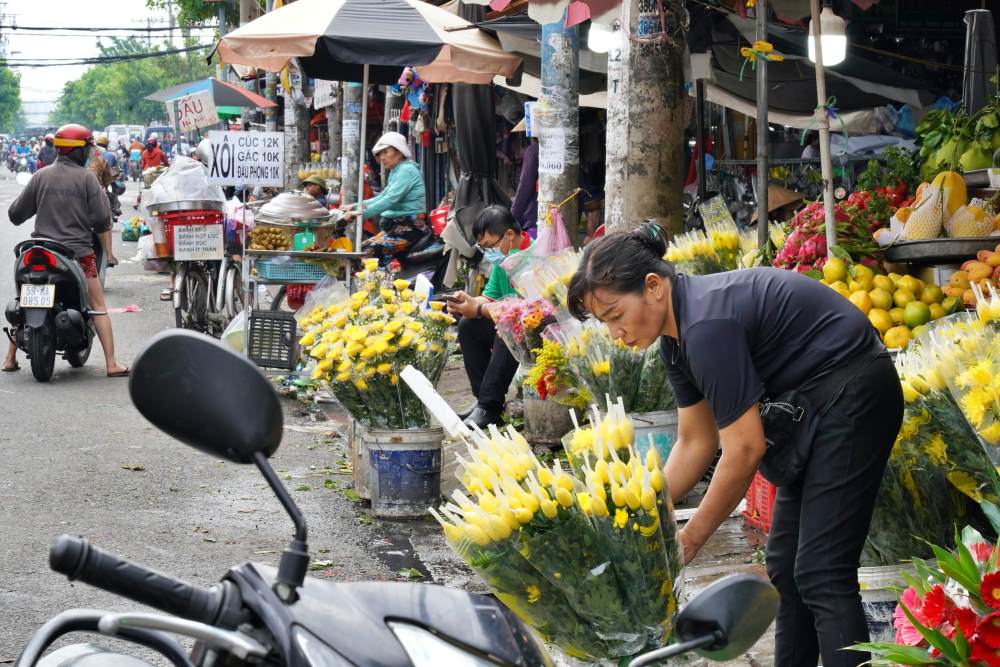 Nhiều người cũng ngang nhiên bày bán hàng hoá tràn ra đường để buôn bán, họp chợ, gây mất mỹ quan đô thị và cản trở giao thông.