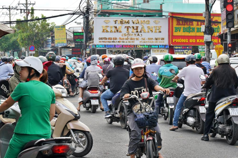 Việc di chuyển trở nên “khó thở” hơn khi nhiều chủ phương tiện bất chấp đi ngược chiều.