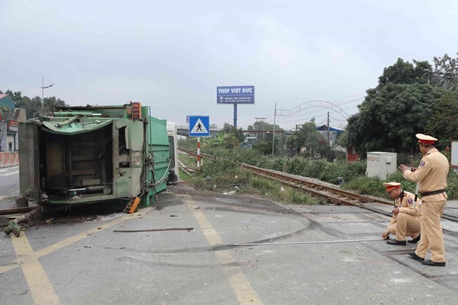 Từ năm 2019 đến nay, trên địa bàn tỉnh Ninh Bình xảy ra 5 vụ tai nạn giao thông đường sắt, làm chết 3 người. Lực lượng chức năng trên địa bàn tỉnh Ninh Bình đã kiểm tra, xử lý 413 trường hợp vi phạm hành lang an toàn giao thông đường sắt, nộp ngân sách 276,1 triệu đồng. Ảnh: Nguyễn Trường