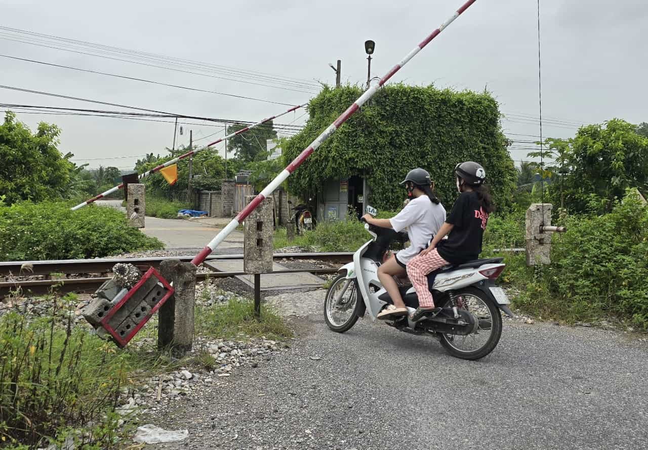 Ngoài ra còn có 2 tuyến đường sắt chuyên dùng (nhánh rẽ vào Nhà máy phân lân Ninh Bình) nối với đường sắt quốc gia tại Km120+520, có tổng chiều dài 2,072 km và tuyến đường sắt chuyên dụng nối với cảng Ninh Bình dài khoảng 2,0km. Ảnh: Nguyễn Trường  