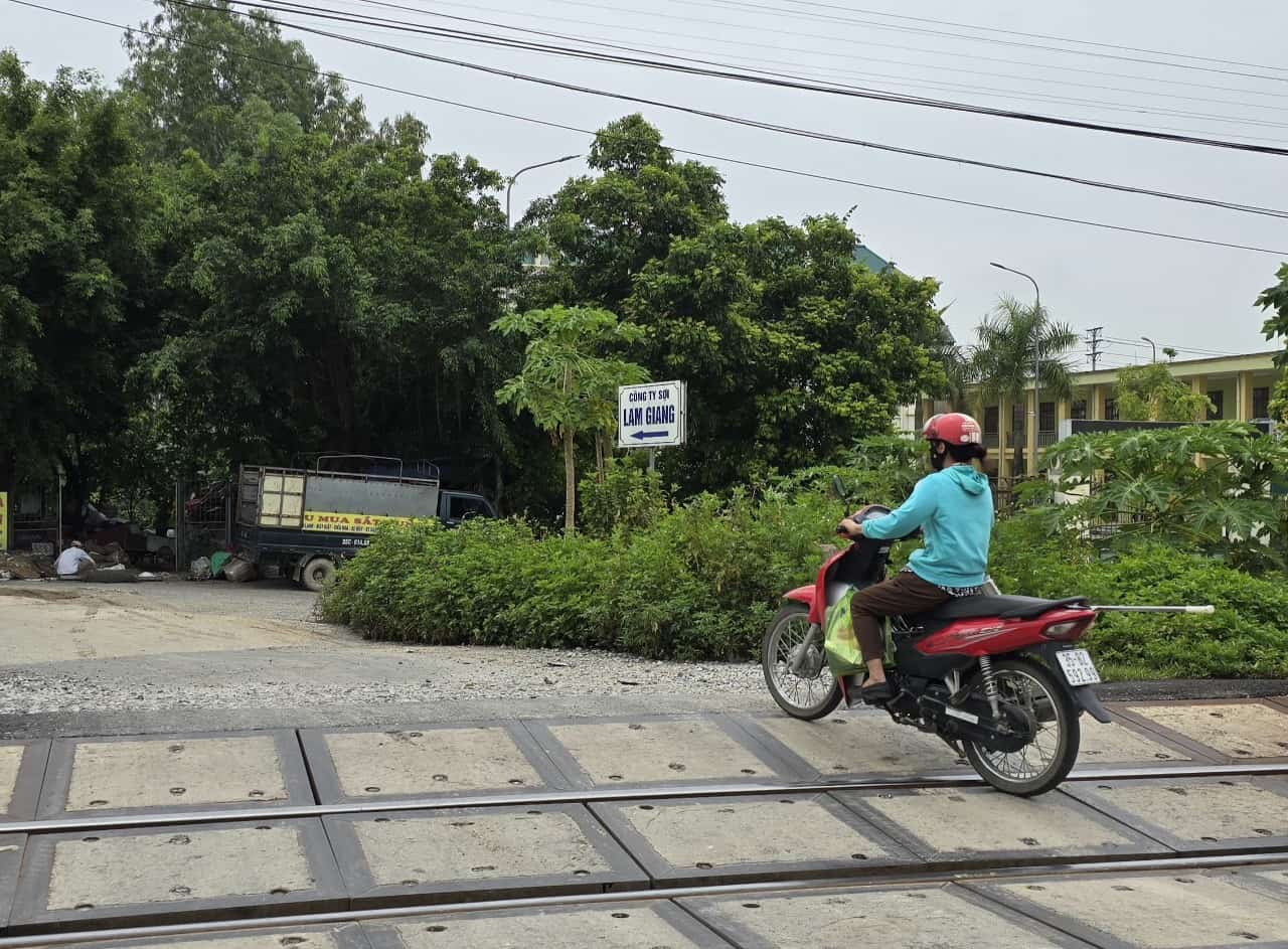 Đồng thời, phối hợp với ngành đường sắt tổ chức tập huấn nghiệp vụ cho nhân lực cảnh giới, trang bị đầy đủ các trang thiết bị phục vụ cảnh giới theo quy định. Ảnh: Nguyễn Trường