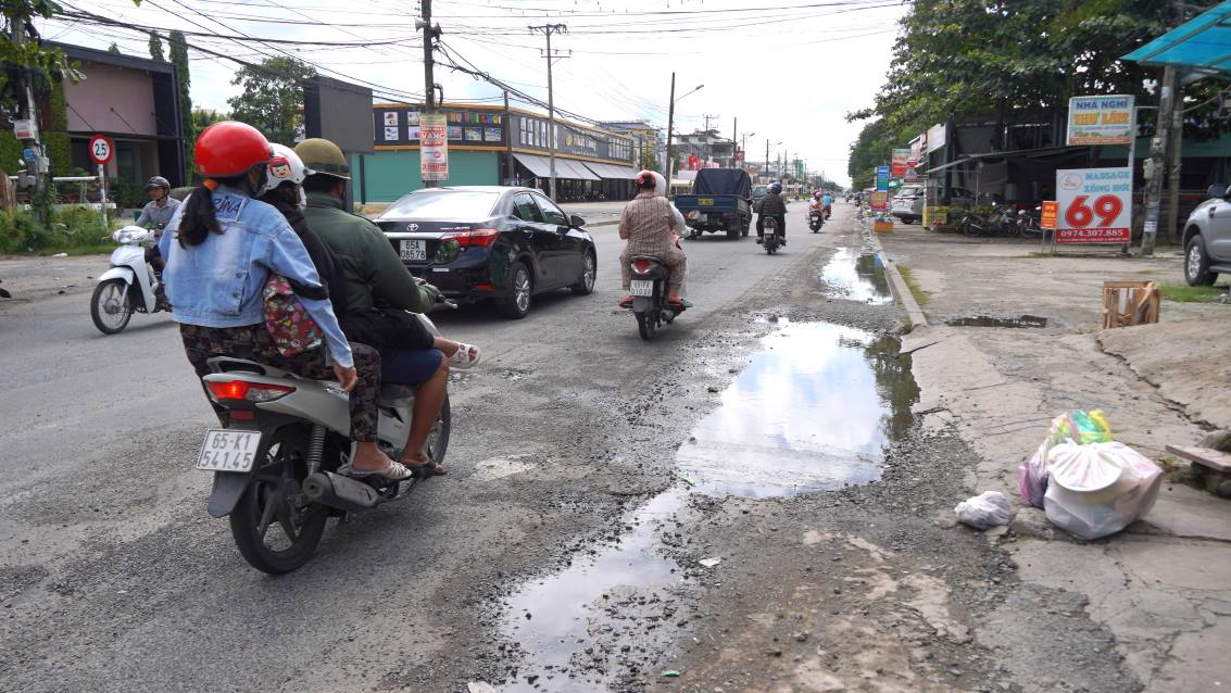 Bị bung nên nhiều chỗ được người dân lấy vật liệu san lại để không bị đọng nước. Nhưng một số chỗ không được xử lý dẫn đến nước ứ đọng lại.