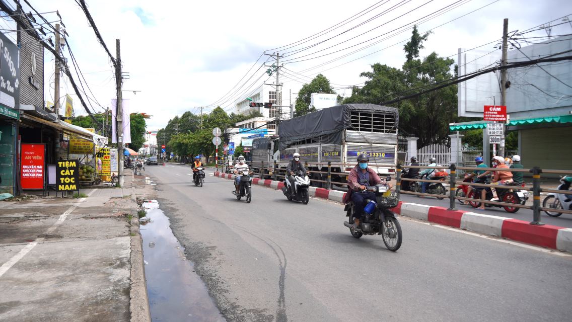 Anh Nguyễn Anh Tân thường xuyên đi làm Quốc lộ 91 - cho rằng, mùa mưa, triều cường dâng khiến nước đọng nhiều rất khổ cho người tham gia giao thông, nhất là vào những giờ cao điểm. Vì vậy cần triển khai dự án sớm nhất để tránh tình trạng ách tắc cũng như ngập đường.