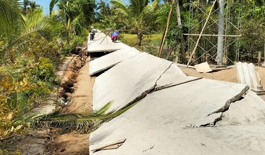 Nhiều tuyến đường tại huyện Trần Văn Thời, tỉnh Cà Mau sạt lở nghiêm trọng vào mùa khô năm 2024.Ảnh: Nhật Hồ