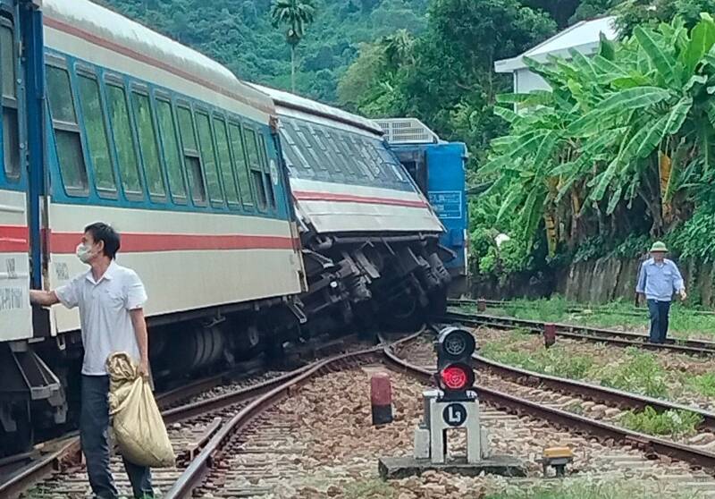 Tàu trật bánh gần đèo Hải Vân: Đường sắt Bắc Nam đã thông