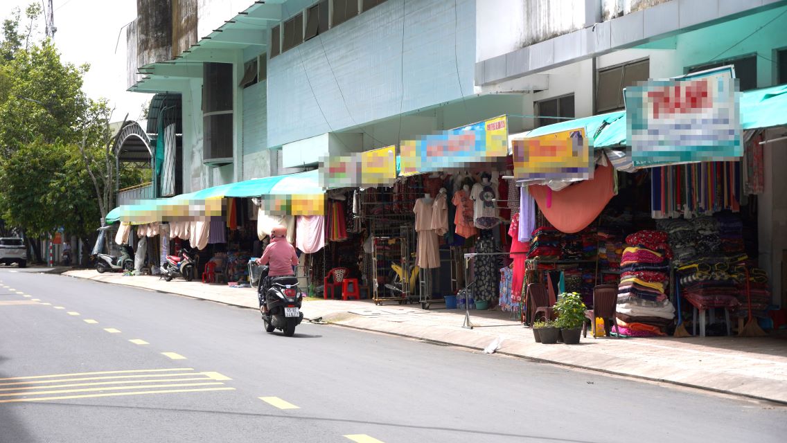 Đồng thời, chủ động phối hợp với Sở Công Thương và đơn vị liên quan rà soát, thống nhất phương án sắp xếp lại chợ (lô sạp) và nhân sự Ban Quản lý chợ; làm việc với doanh nghiệp về phương án xử lý khu Nhà lồng 2.