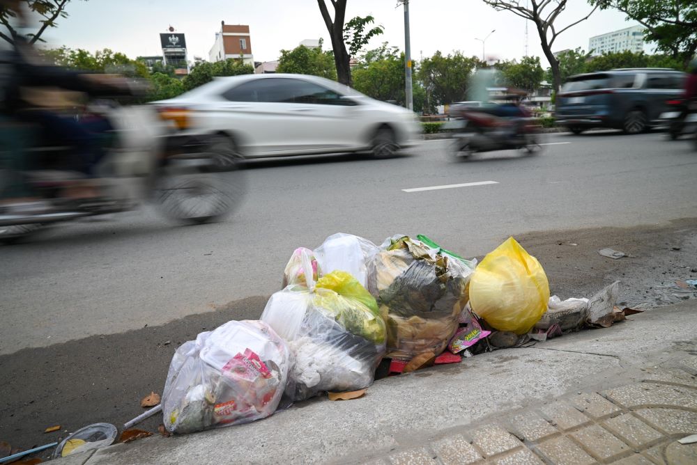 Mỗi khi mưa lớn, ngành thoát nước TPHCM phải huy động hàng trăm người đi vớt, dọn rác tại các miệng cống thu nước, nhưng không thể nào bố trí đủ lực lượng tại hàng chục ngàn miệng cống trên khắp các tuyến đường hiện nay. Ảnh: Minh Tâm