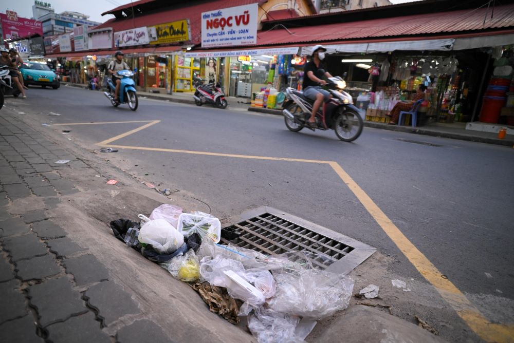 Muôn kiểu bức tử miệng cống thoát nước ở TPHCM