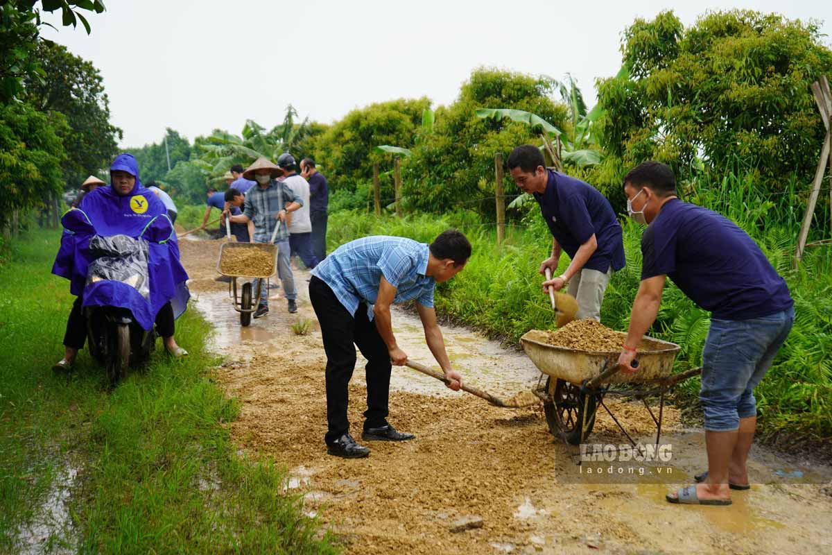 Người dân, bà con làng xóm cũng đổ về nhà anh H ngày một đông, ai nấy tâm trạng nặng trĩu.