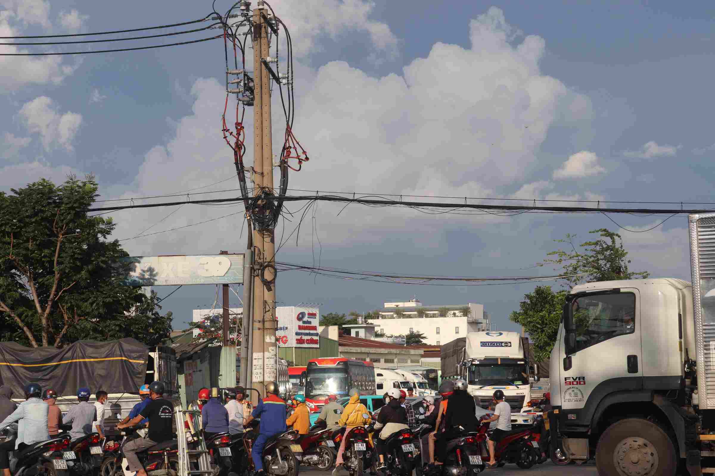 Nhà xe đón trả khách tại bãi giữ xe 39 có nguy cơ gây mất an toàn giao thông rất cao. Ảnh Ngọc Duy