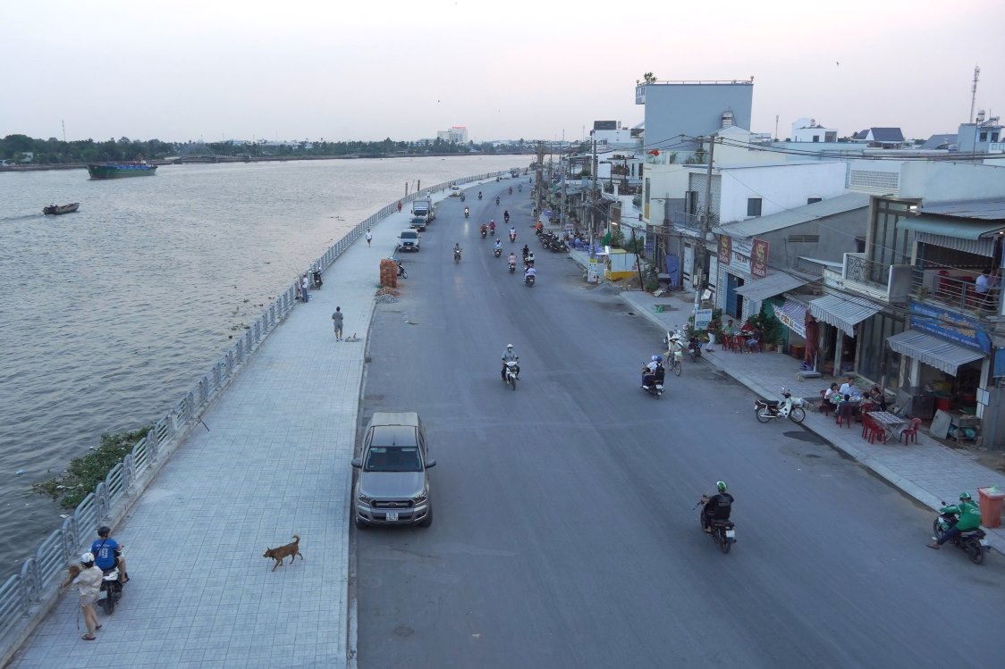 Một phần của tuyến đường Tầm Vu đã được thảm nhựa rộng rãi và sạch đẹp.