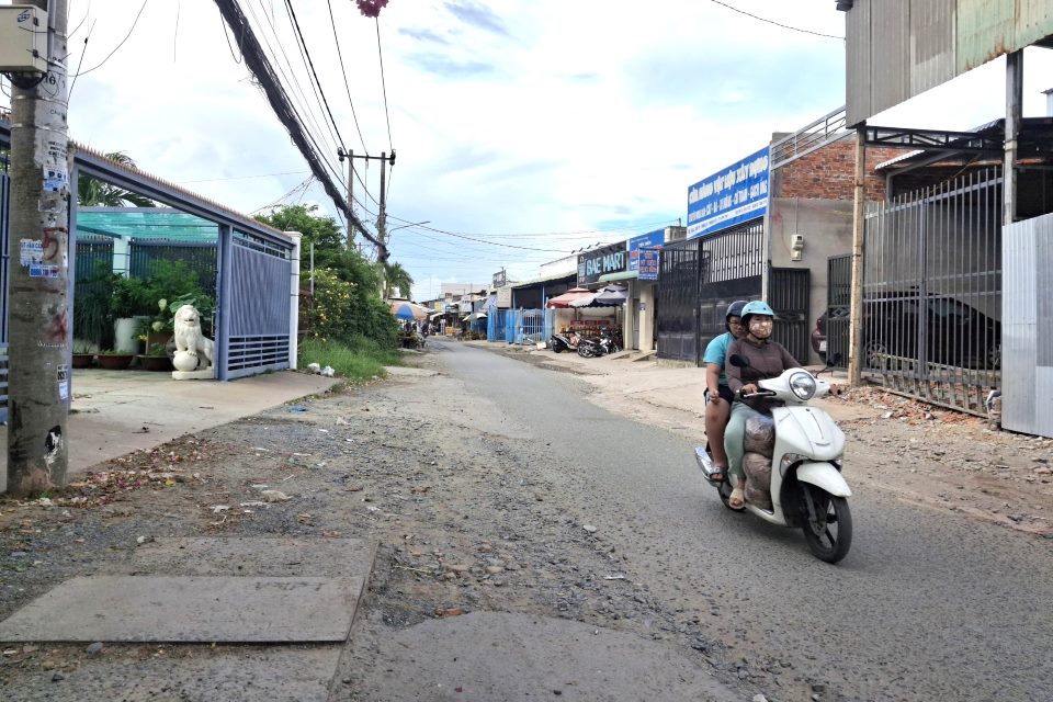 Về vấn đề trên, chiều ngày 8.7, trao đổi với Báo Lao Động, ông Phan Thanh Điền – Trưởng Phòng Quản lý đô thị quận Ninh Kiều (TP Cần Thơ) – thông tin, công trình nằm trong dự án của Ban Quản lý dự án ODA TP Cần Thơ. Theo quyết định của Thủ tướng Chính phủ, phần đường và công viên sau kè không thực hiện, do TP không đủ kinh phí. Vừa qua, quận Ninh Kiều cũng có làm hệ thống thoát nước từ hẻm 190 đến rạch Bà Lễ. 